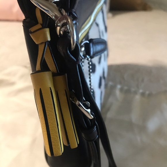 ❤️🐾🐾❤️Coach leather clutch with animal print. - Picture 5 of 7